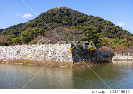 青空の下に広がる萩城跡の石垣と堀 133546616
