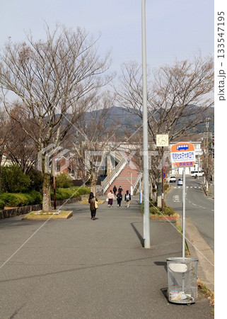 同志社女子大学京田辺キャンパスで通学する学生 同志社女子大学京田辺キャンパスで通学する学生 133547195