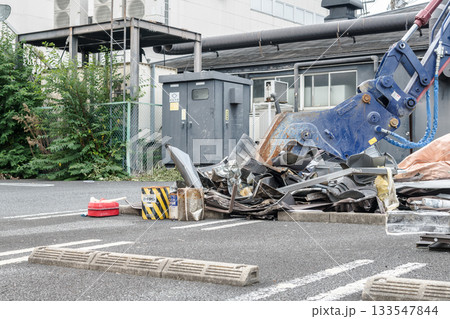 【店舗の解体と重機】 133547844
