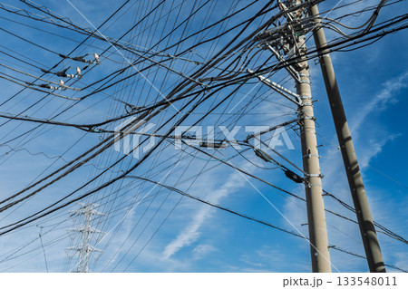 青空と鉄塔と電柱 133548011
