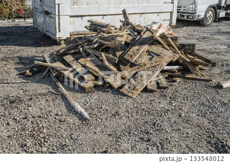 解体工事で撤去した廃木材の廃棄物 133548012