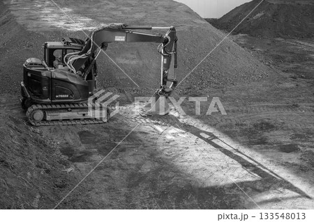 日差しが差し込む建設現場 133548013