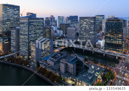 大阪中之島と梅田のビル群の夕景 133549635