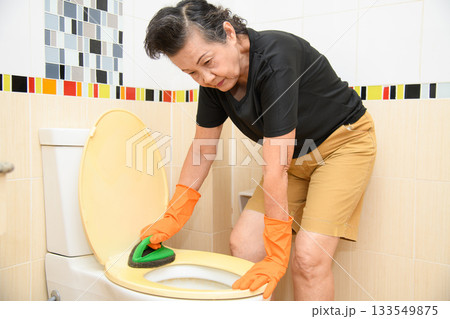 Mom is cleaning the bathroom Mom is cleaning the bathroom 133549875