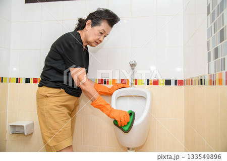 Mom is cleaning the bathroom Mom is cleaning the bathroom 133549896