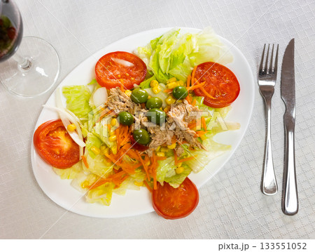 Vitamin salad of fresh vegetables, china cabbage, olives, carrot and tinned tuna fillet 133551052