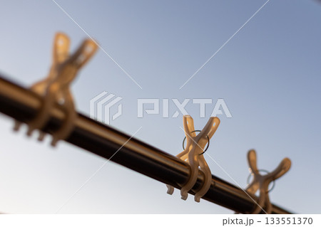 朝日に輝く洗濯バサミ 133551370