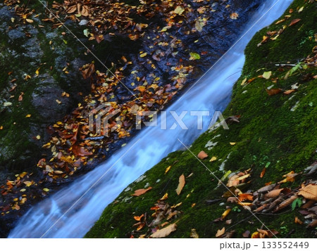 晩秋の岩肌を流れる渓流（afp2横20251112090632） 133552449