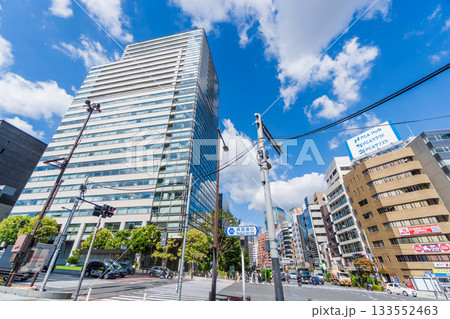 東京都 靖国通り田安門交差点から見る晴天の九段下市街風景 東京都 靖国通り田安門交差点から見る晴天の九段下市街風景 133552463
