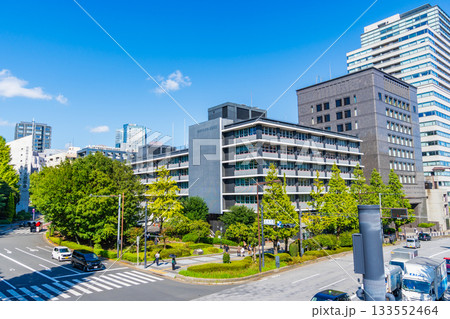 東京都　靖国通り田安門交差点から見る晴天の九段下市街風景 133552464