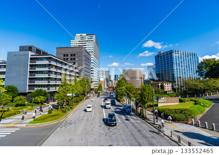 東京都　靖国通り田安門交差点から見る晴天の九段下市街風景 133552465