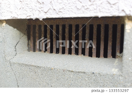 古い家の床下 133553297