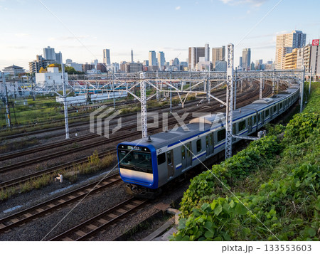 【横須賀線】早朝の東京方面へ向かう列車 133553603