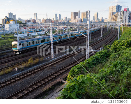 【京浜東北線】早朝の東京方面へ向かう列車 133553605
