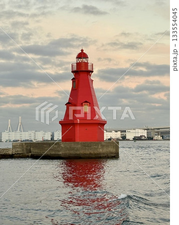Yokohama Twilight Zone_夕景の横浜クルーズ_横浜北水堤灯台 Yokohama Twilight Zone_夕景の横浜クルーズ_横浜北水堤灯台 133554045