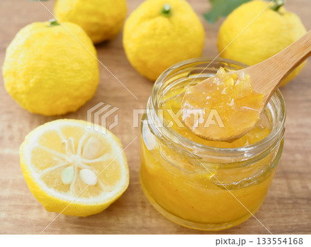 新鮮な柚子の実と手作りのジャム 133554168