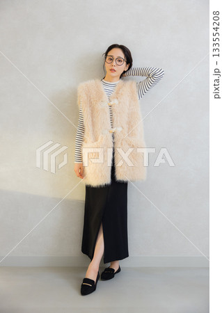ファーベストを着た女性 133554208