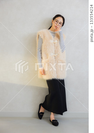 ファーベストを着た女性 133554214
