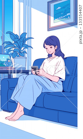 窓辺のソファに座る女性、スマホ操作、リビングで過ごす午後、家庭の暮らし、家でのひととき、観葉植物 133554407