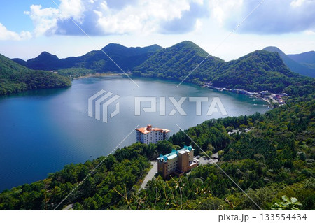 榛名山硯岩からの榛名湖と氷室山・天目山・三ツ峰山 榛名山硯岩からの榛名湖と氷室山・天目山・三ツ峰山 133554434