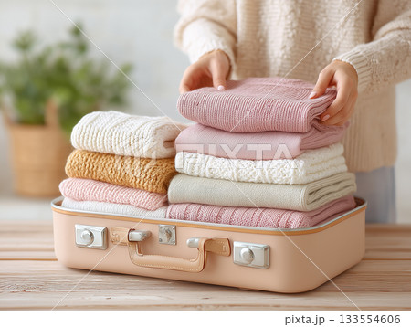 スーツケースに整然と収められたタオルの整理整頓イメージ 133554606