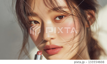 モデル風に仕上げたツヤ肌とリップのエレガントメイク 133554608