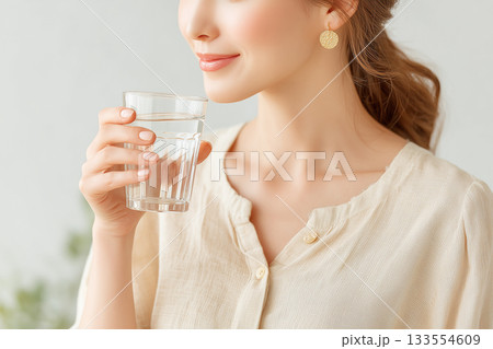 清潔感のある水を飲む女性のミニマルライフスタイル写真 133554609