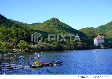 榛名湖畔のボートと硯岩 133554867