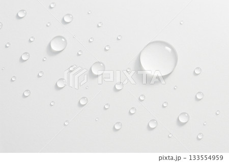 白い背景に並ぶ透明な水滴の清潔感ある背景 133554959