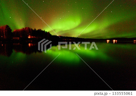 湖と映る美しいオーロラ 133555061