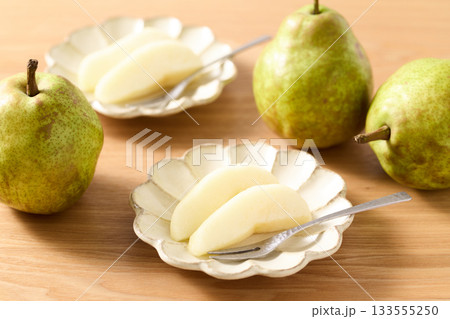 切り分けて皿に盛り付けた洋梨　山形県産ラ・フランス 133555250