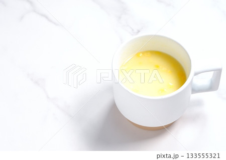 熱々のコーンクリームスープ 133555321