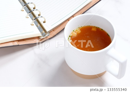 熱々のオニオンコンソメスープと手帳 133555340
