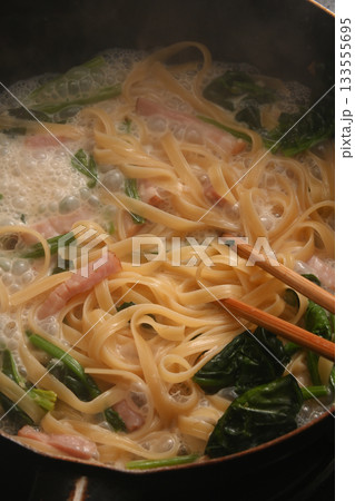 ほうれん草とベーコンのクリームパスタ ほうれん草とベーコンのクリームパスタ 133555695