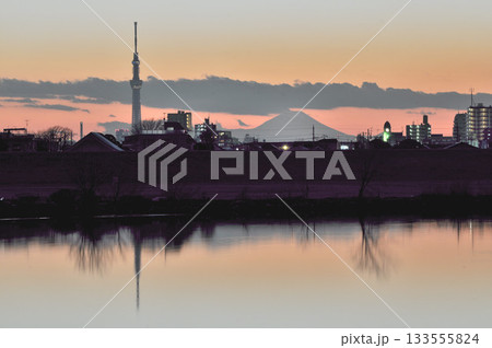 千葉県市川市国府台より夕暮れの東京スカイツリーと富士山 千葉県市川市国府台より夕暮れの東京スカイツリーと富士山 133555824