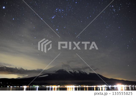 山中湖から富士山と星空の夜景 133555825