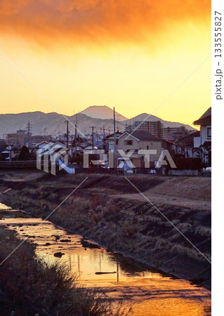東京都八王子市大塚大栗川と街並みを前景に夕焼けの向こうに遠方富士山 東京都八王子市大塚大栗川と街並みを前景に夕焼けの向こうに遠方富士山 133555827