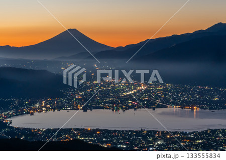 高ボッチ高原から望む富士山と諏訪湖の夜明けの絶景 133555834