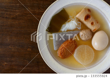 真上から見たテーブル背景のおでん 133555924
