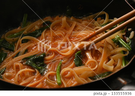 料理中のトマトソースパスタ 料理中のトマトソースパスタ 133555936