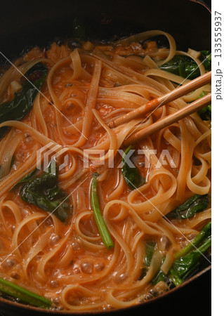 料理中のトマトソースパスタ 133555937