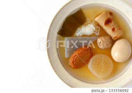 真上から見た白背景のおでん 133556092