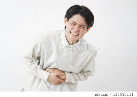 男性 腹痛 白背景 男性 腹痛 白背景 133556111