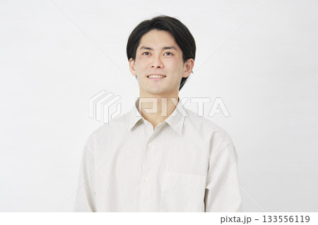 男性 20代 ポートレート 目線無し 白背景 男性 20代 ポートレート 目線無し 白背景 133556119
