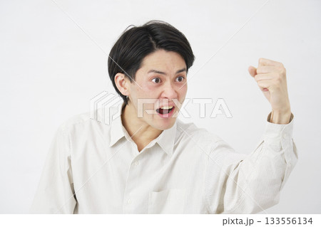 男性　20代　叱る　暴力　白背景 133556134
