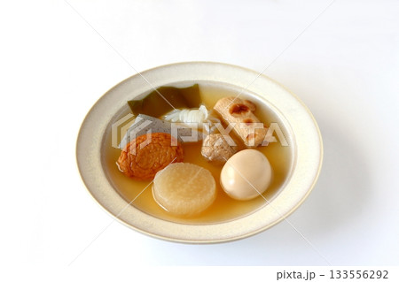 白背景のおでん 133556292