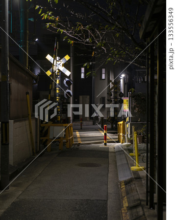 夜景　照明に照らされた住宅街の小さな踏切 133556349