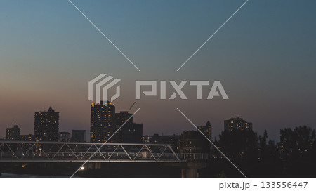 夕方の荒川と川口方面の街並み 133556447