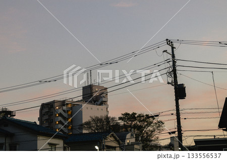 住宅街の夕景と電線 133556537