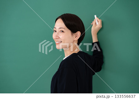 黒板　女性　講師　チョーク　笑顔 133556637